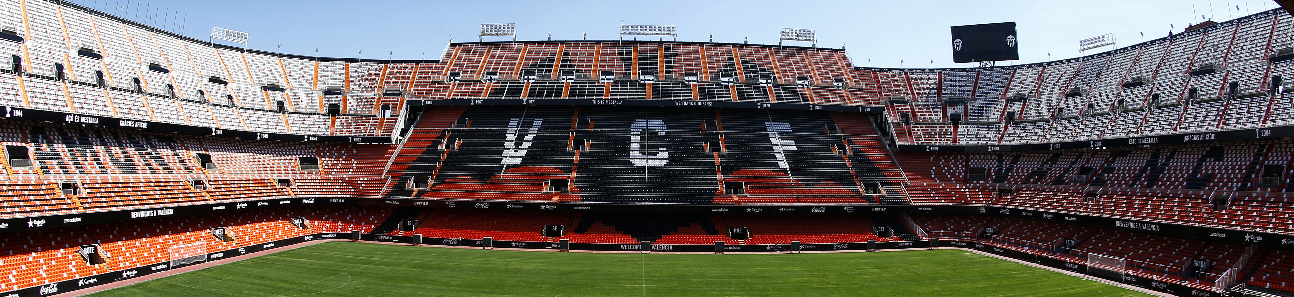 gradas del estadio de fútbol Mestalla
