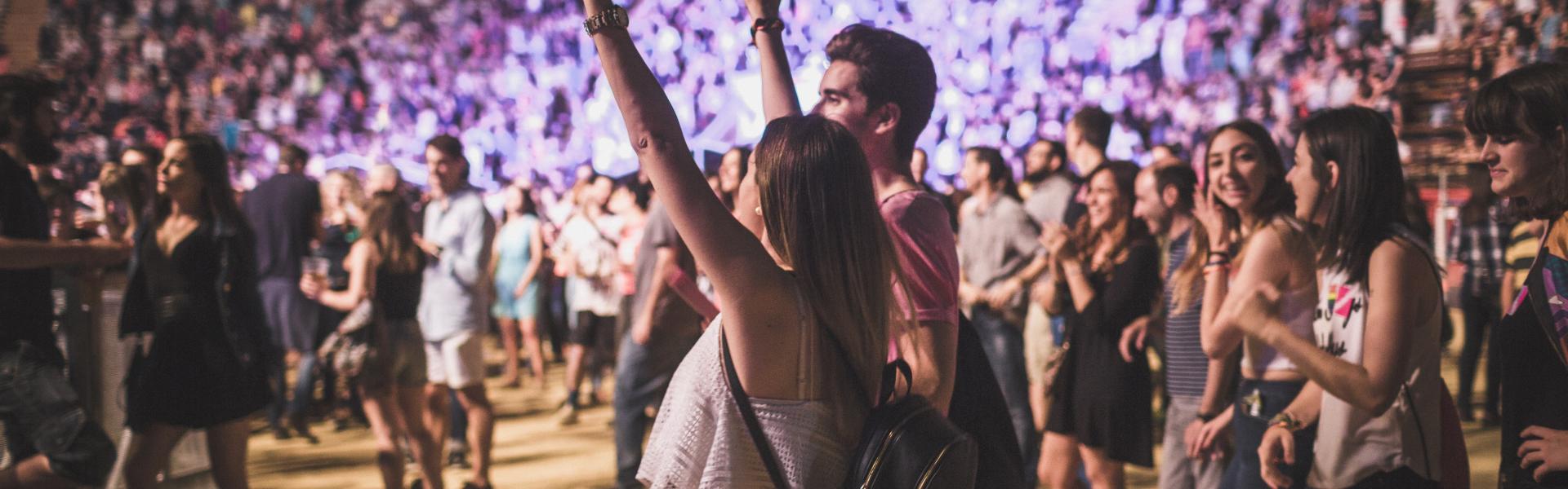 jovenes en festival de musica