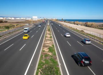vista general de una autovia con coches circulando