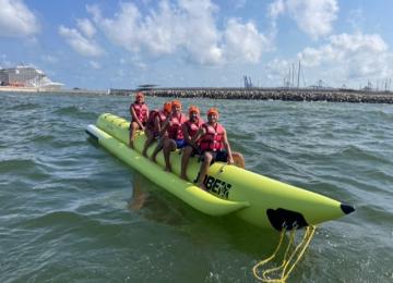 Grupo a bordo de una Banana 