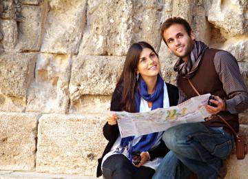 pareja consultando mapa