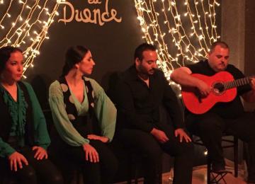 artistas de cafe del duende durante actuación