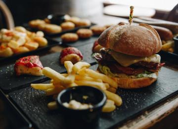 plato de hamburguesa del irish pub mulligan