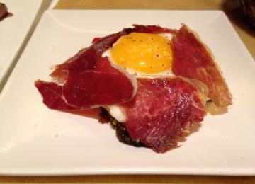 detalle plato tapas jamón huevo de taperia hispania