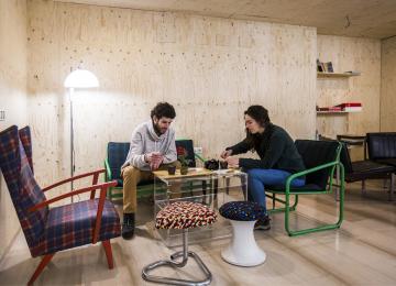 pareja desayunando en el hostal the river