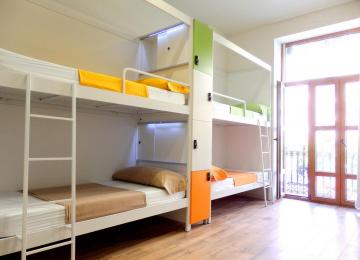 literas en habitación de urban youth hostel