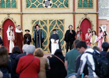 niño en una representación teatral de los milagros de san vicente