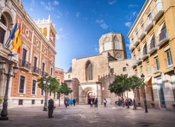 Vista de la Plaza del Arzobispo con la Catedral de Valencia al fondo.