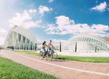 Pareja en bici Ciudad de las Artes